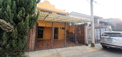 Casa De 3 Pisos Con Baño En Planta Baja Y Espacios Generosos En Villa Santin
