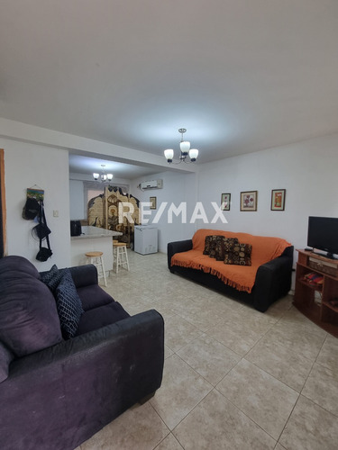 Amplio Townhouse Ubicado En Conjunto Tranquilo, Los Robles, Maneiro, Isla De Margarita, Nueva Esparta - Cod. 0673