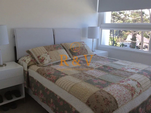 Imagen 24 de 30 de Venta Y Alquiler De Moderno Departamento De Tres Dormitorios Más Dependencia A Pasos De Playa Brava