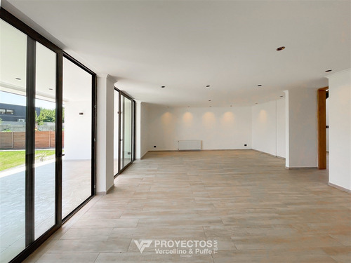 Moderna Y Espaciosa Casa Con Piscina, Jardín Y Quincho