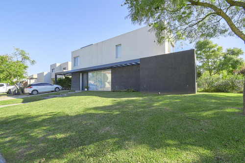 Casa En Venta En Puertos Del Lago.