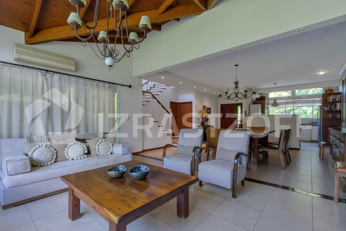 Impecable Casa En Barrio La Masia, Pilar
