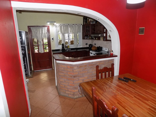 Chalet De 4 Ambientes Desarrollado En 2 Plantas. Excelente Estado.