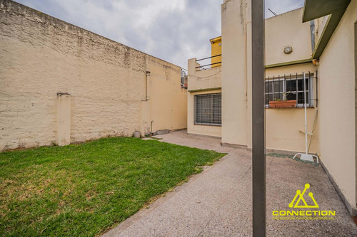 Casa 6 Ambientes En Venta. Banfield Con Pileta