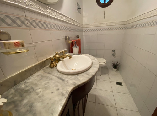 Venta Casa Hurlingham Iglesia 4 Dorm Jardín Quincho Pileta