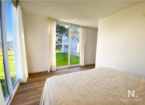 Casa De 3 Dormitorios Y 3 Baños En Barrio Privado Punta Del Este