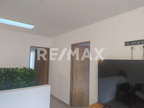 Casa En Venta En Condominio Con 3 Habitaciones Y Una En Pb, Tiene Jardín Y Amenidades En San Isidro Juriquilla