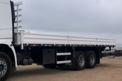 Imagem 3 de 5 de Caminhão Volvo Vm 330 8x2 22/22 - Carroceria De Metal