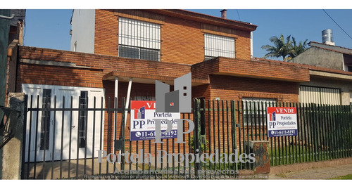 Casa De 5 Ambientes En Castelar Norte Sobre Lote De 10x42