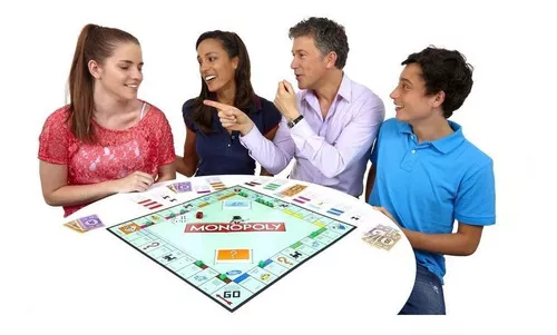 Juego De Mesa Monopoly Clásico de 2 a 6 jugadores (a partir de los