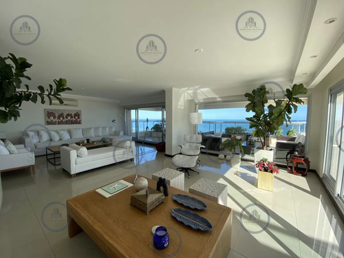 Excelente Apartamento De 3 Dormitorios Y Dependencia Frente Al Mar - Playa Brava