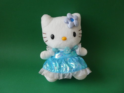 Peluche Hello Kitty Sanrio  17 X 13 Cm. Con Vestido Celeste