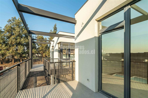Casa En Venta De 6 Dorm. En Colina