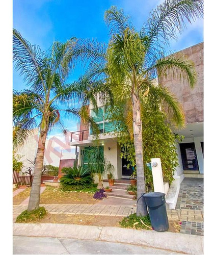 ¡encantadora Casa En Venta Con Amplio Jardín Y Excelente Vista Al Lago En Lomas De Gran Ja...