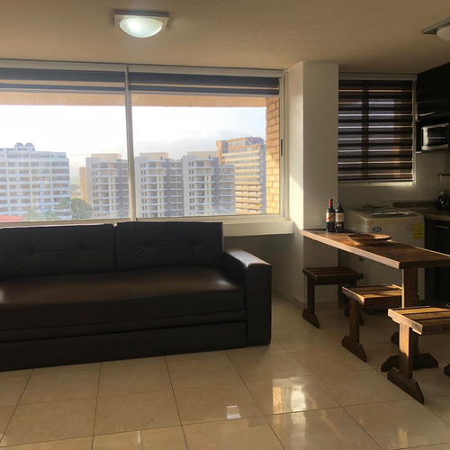 Luminoso Apartamento En Venta, Sector Costa Azul Ic-00539