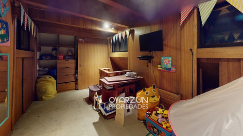 Casa Con Amplios Espacios, 5 Dormitorios, Terreno De 300 M2