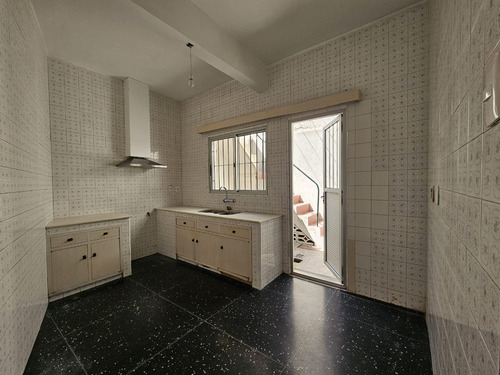 Planta Baja, Un Dormitorio, Escritorio, Pequeño Patio