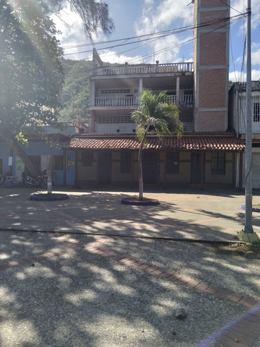 Imagen 4 de 6 de Se Alquila Edificio De Tres Pisos En Macuto