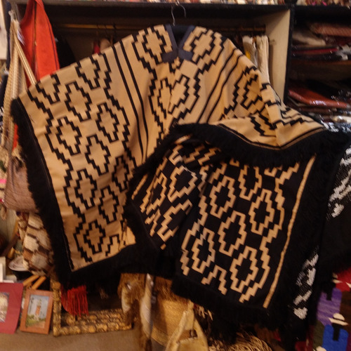 Poncho Negro Y Beige . Doble Tela Gde . Tuyunti Artesanias.