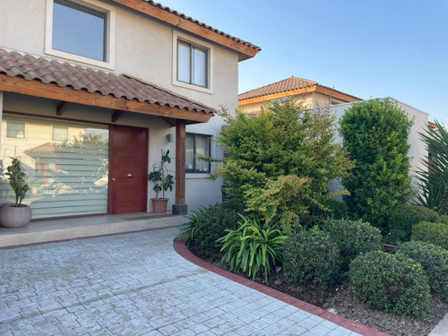 Se Vende Casa Con Excelente Ubicación 3d, 3b, Jardín Formado
