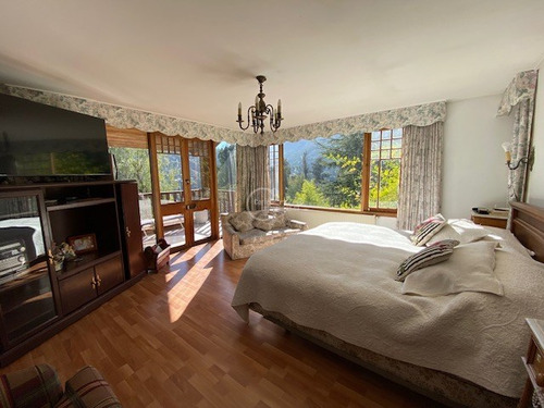 Casa En Venta De 5 Dorm. En Lo Barnechea