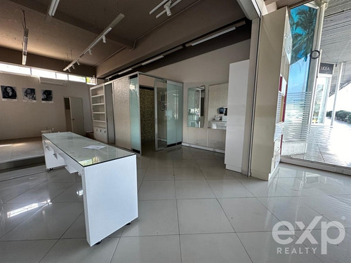 Arriendo Local Comercial Con Alto Trafico En Avda La Dehesa