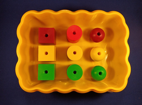 Imagen 4 de 4 de Geometrias De Ensarte De Colores 09 Pz Con Estuche Y Tapa