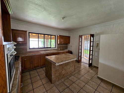 Casa En Venta En Fraccionamiento Privado, En Lomas De Atzingo, Cuernavaca.