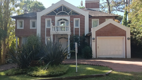 Pinamar Norte: Soñada Casa Sobre Shaw Golf De Tres Plantas, Vista De 180° Al Golf.