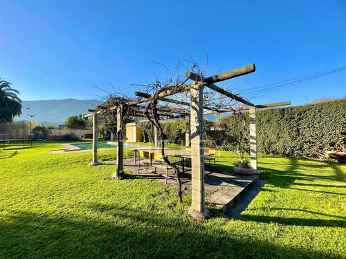 Casa En Venta De 5 Dorm. En Olmué