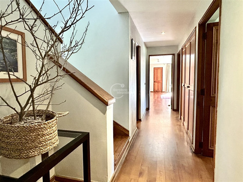 Casa En Venta De 5 Dorm. En Lo Barnechea
