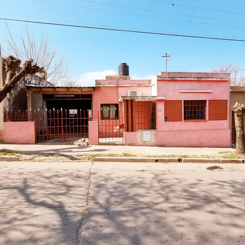 Imagen 2 de 15 de Venta De Casa Céntrica De 2 Dormitorios C/ Cochera En Cosquín