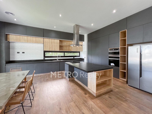 Casa En Venta Con 4 Habitaciones Y Amarra En El Yacht, Nordelta