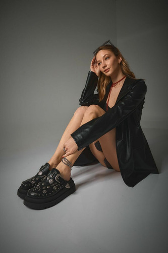 Zapato Zueco Birk Negro Aplique De Tacha Plataforma Base Eva