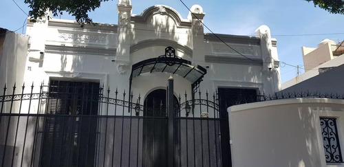 Casa En Venta - 3 Dormitorios 2 Baños - 248mts2 - Lanús Este