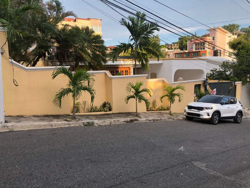 Amplia Casa De Venta Ubicada En El Condado, Santo Domingo Oeste Proximo A Plaza Duarte