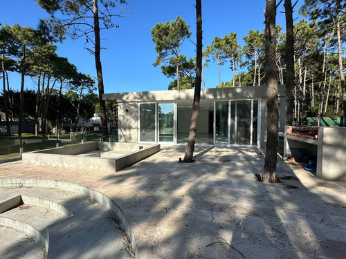 Casa En Venta - 4 Dormitorios 4 Baños - Cochera - 1.300mts2 - Pinamar