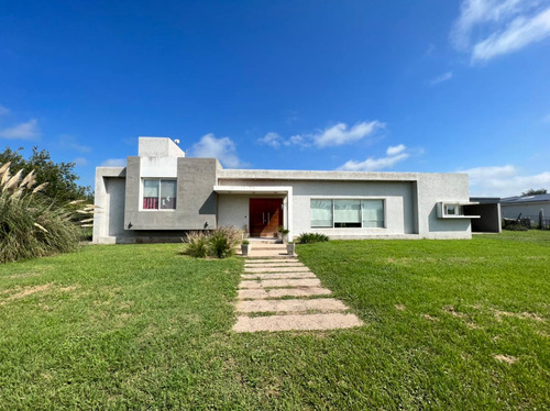 Casa En Venta - Estación Del Carmen - Malagueño-  Amplio Patio Con Pileta.