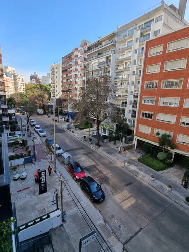 Imagen 9 de 14 de Lindo Apto A Pasos Del Parque En 21 De Septiembre Y A Mts De Ellauri. 1 Dormitorio 55 Mts Reales Al Frente Y Contra Frente Edif. Con Vig. 24 Losa Individual Bbcoa Solo Porto O Sura. Gc7000
