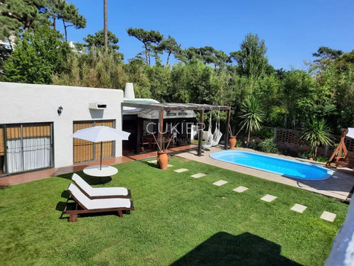 Venta Y Alquiler Anual De Hermosa Casa 4 Dormitorios Con Piscina En El Barrio Cantegril Punta Del Este