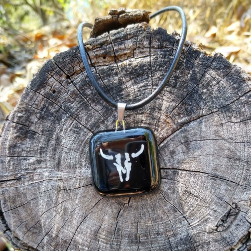 Imagen 2 de 4 de Collar Cráneo De Toro Dark Vidrio Pintado A Mano
