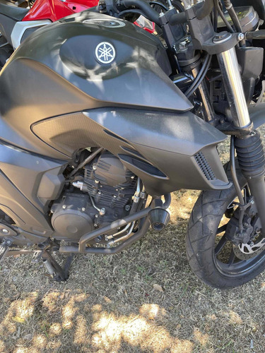 Imagen 3 de 9 de Yamaha Fz 25 Con Agregados De Seguridad Y Confort