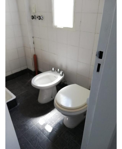 Departamento En Avellaneda Centro, Con Balcón Y Aires Acondicionado.