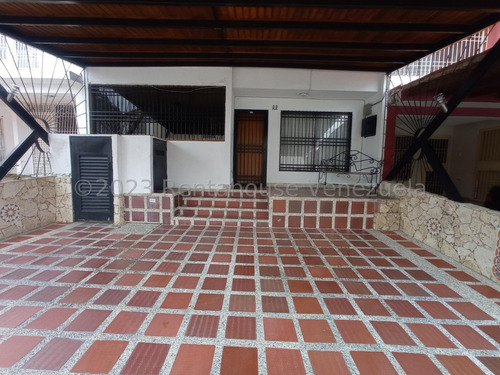   Maribelm & Naudye, Venden Bella Casa En  La Rosaleda, Barquisimeto  Lara, Venezuela, 4 Dormitorios  3 Baños  161 M² 