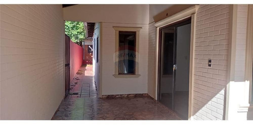 Vendo Casa En Pleno Centro De Encarnación: 6 Habitaciones Y 3 Baños.
