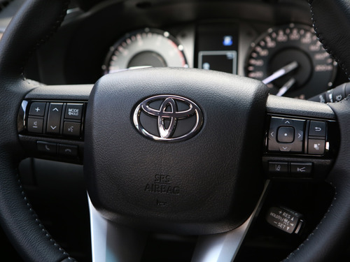Toyota Hilux 2.8 D-4D TURBO DIESEL CD SRX PLUS 4X4 AUTOMÁTICO