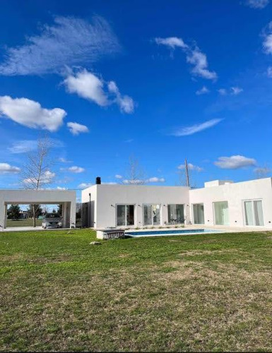 Casa En Venta De 3 Dormitorios C/ Cochera En Fincas De San Vicente Golf