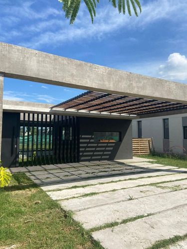 Moderna Casa De Diseño A Estrenar. Muy Luminosa. Diseño Minimalista. En 1 Sola Planta. Materiales Nobles Y De 1ra Calidad Excelente Relación U$ X M2. Deja De Imaginar Lo Q Soñas Y Compralo. Sta Emilia