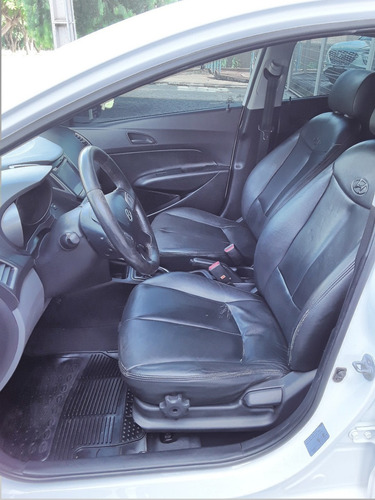 Imagem 6 de 10 de Hyundai Hb20s Comfort Plus 1.0 Branco 2015