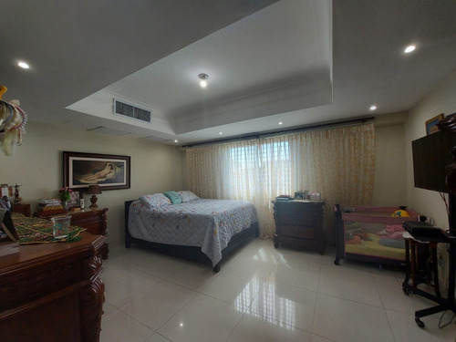 Imagen 4 de 10 de Vendo En Piantini 5to Piso De 4 Habitaciones Y 4 Parqueos